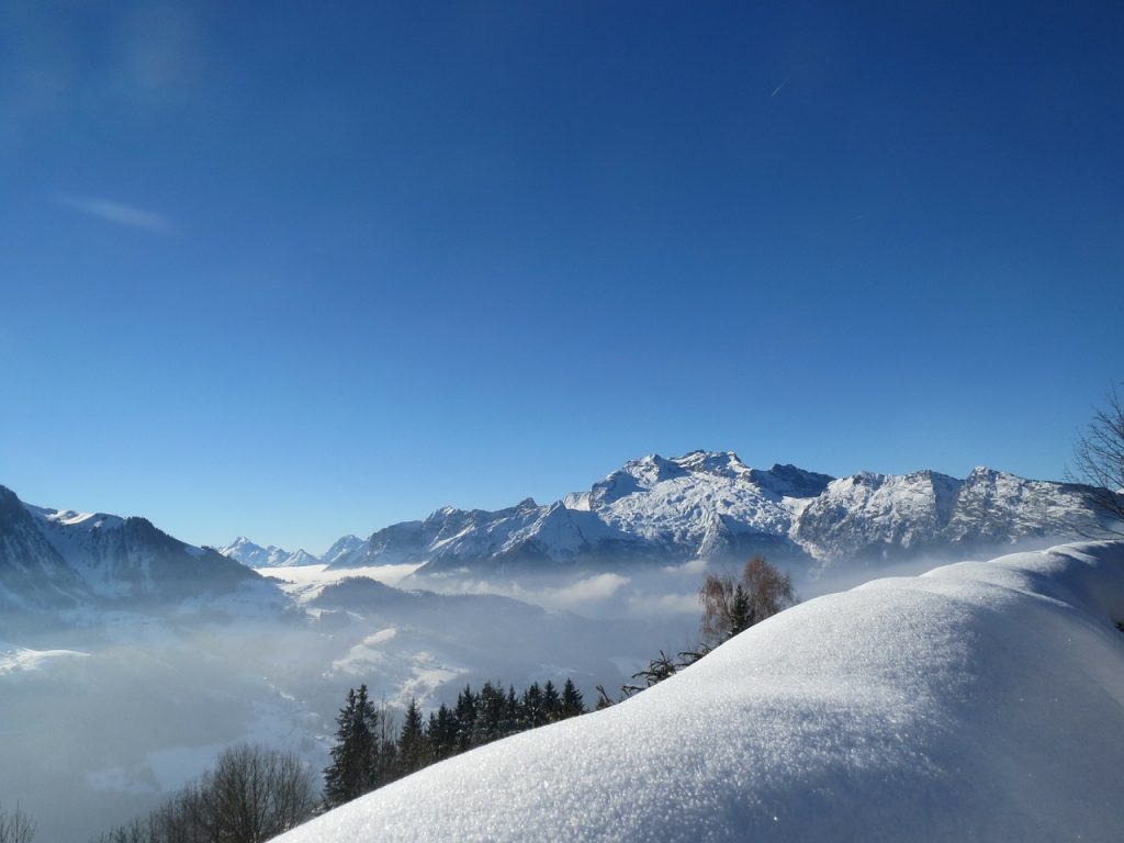 paysage de montagne enneigé